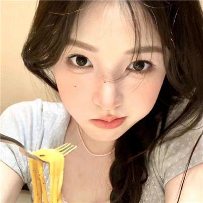 读爱情小说的老人